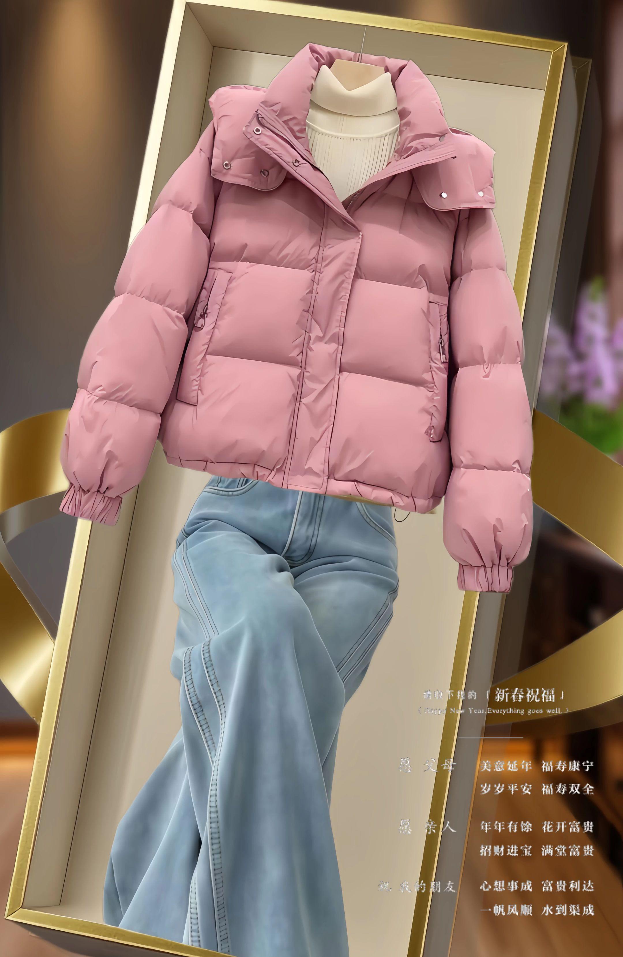姐妹们!终于找到了一款时尚洋气百搭棉服外套,轻薄保暖时尚洋气又显瘦,宽松版型不挑身材,肉肉姐妹们的福音!面料轻薄保暖,连帽的设计,时尚洋气又减龄洋气!多个颜色可选总有一款适合,随意搭配各种裤子裙子都时尚洋气!有了它这个冬天不怕冷了!爱了爱了!#棉服也能穿出时尚感 #通勤穿搭 #藏肉显瘦穿搭 #秋冬穿搭 #保暖穿搭 @抖加🔥上热门🔥dou+🔥热点宝