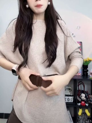 “问渠哪得清如许,为有源头活水来。” 这件毛衣柔软舒适,恰如春日微风拂面🌸,温暖又治愈。#时尚穿搭 #毛衣推荐