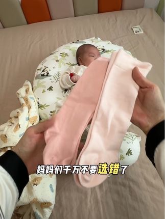 天越来越凉了,给宝宝换尿不湿的时候可别再光着腿了,很容易受风着凉,给娃穿一双过膝长筒袜打底,保暖舒适又方便~ #宝宝长筒袜 #婴儿长筒袜 #婴儿袜子 #宝宝袜子 #新生儿袜子