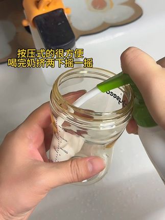 麻麻们,你是不是还在为如何选择奶瓶清洗剂而烦恼呢?今天我要向大家推荐一款非常好用的奶瓶清洗剂,是我一直自用的子初!A类食品级的,一瓶多用,宝宝的所有用品都可清洗#奶瓶清洗剂 #子初奶瓶清洁剂 #新生儿#母婴好物 #宝妈推荐