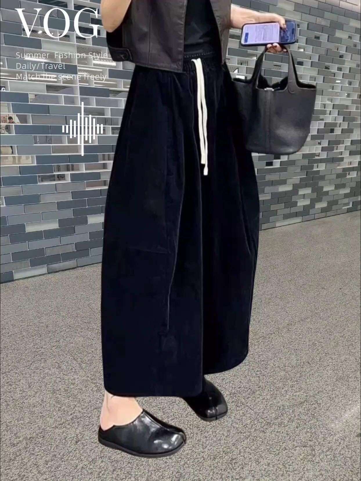 宝子们,看这条黑色阔腿裤!版型超绝,宽松的裤型对各种腿型都很友好,能轻松遮住腿部小缺点,还特显腿长,打造出随性又慵懒的氛围感。 面料垂坠感十足,质感很棒,走起路来飘逸灵动,自带洒脱气质。而且它的包容性超强,不管是搭配简约的T恤,还是个性的马甲,都能完美适配,轻松打造出不同风格。 日常出街,搭配休闲上衣,舒适又时髦;要是去一些稍正式的场合,搭件精致的小衫,又能瞬间变得优雅起来。无论是逛街、约会还是通勤,这条阔腿裤都能让你自在又有范儿,妥妥的穿搭利器,闭眼入不亏~#梨形身材穿搭 #百搭裤子 #休闲减龄穿搭 #显瘦裤子 #时尚洋气百搭 @DOU+上热门 @抖加🔥上热门🔥dou+🔥热点宝