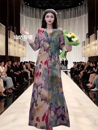 💐超绝的印花长裙来咯,走秀款设计,花色清新又高级,面料轻盈,走路带风~,谁穿谁是气质大女主👑,#穿搭分享 #时尚穿搭 #印花裙#暑假出游穿搭#旅游穿搭主打一个漂亮