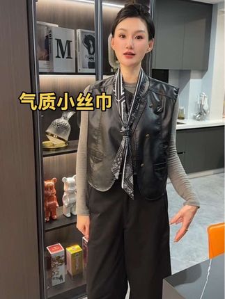 绝对是一条百搭小丝巾,搭配啥都好看!配衬衫~风衣,绝对让你洋气十足#穿搭技巧 #丝巾 #丝巾搭配