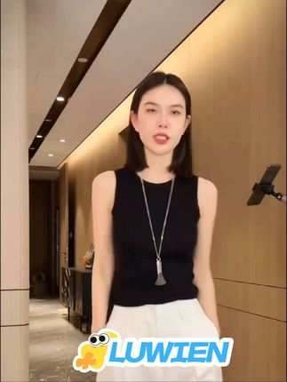 姐妹们,我真的太爱这件针织背心了,它的面料是含有桑蚕丝的,上身特别柔软亲肤,而且还是修身的版型,很显瘦。我平时喜欢把它搭在衬衫里面,露出一点小领子,超有层次感,也可以单独穿,配个牛仔裤就很好看,简约又高级,不管是内搭还是外穿都很绝!