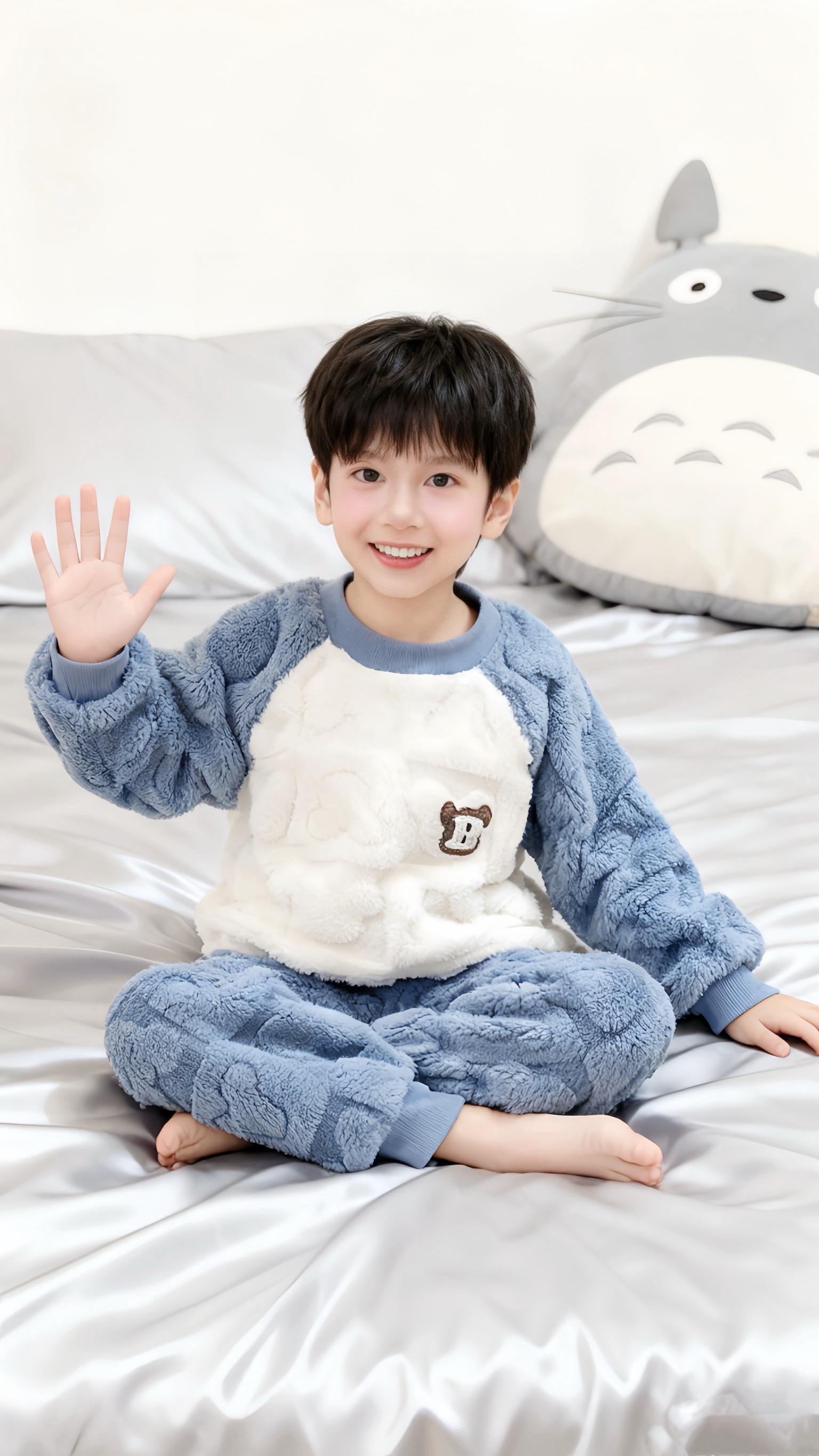 深夜给你盖被,指尖触到你温热的小脚丫,突然就笑了。从你第一次翻身时的惊喜,到学步时摇摇晃晃的模样,那些被哭声占满的夜晚,都成了此刻心头的甜。宝贝,妈妈不用你跑多快,只愿你每一步都踏实,我永远在你身后呀~#萌宝穿搭 #儿童家居服 #高品质童装#情感共鸣@抖加🔥上热门🔥dou+🔥热点宝