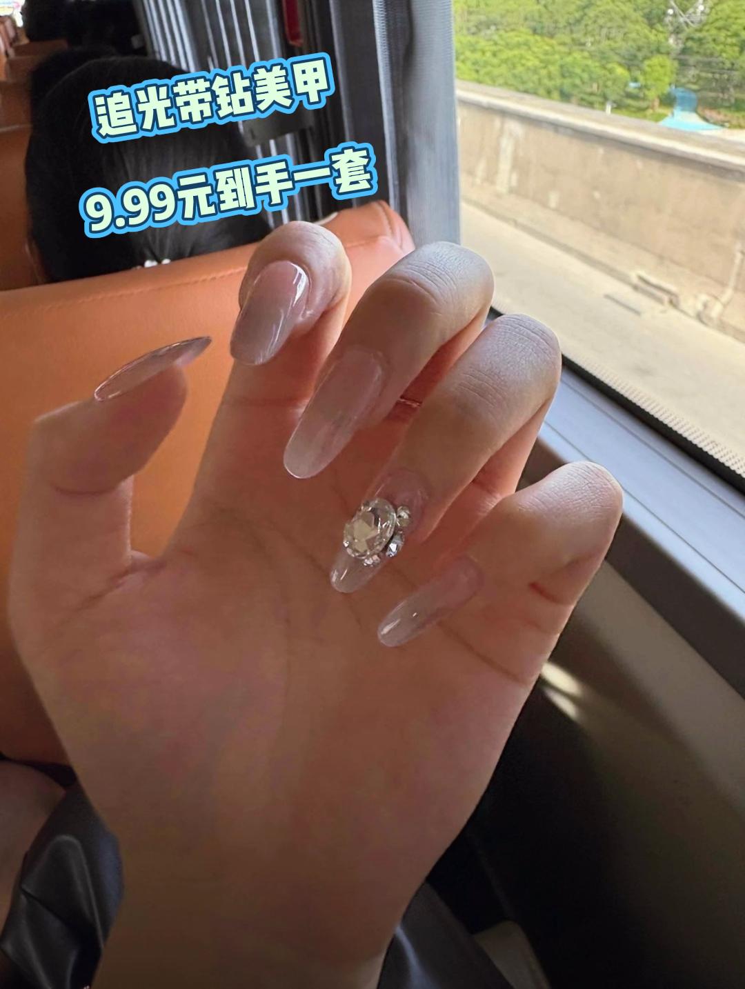 这款精致的美甲显得手很纤细的那种。#超好看的美甲 #显白美甲 #美甲分享 #美甲推荐