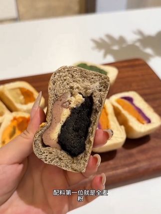 面包脑袋狂喜 29.9可以选五个 早餐来上一个一整天都超满足#橡木盾 #车轮面包 #谁懂这一口的好吃程度