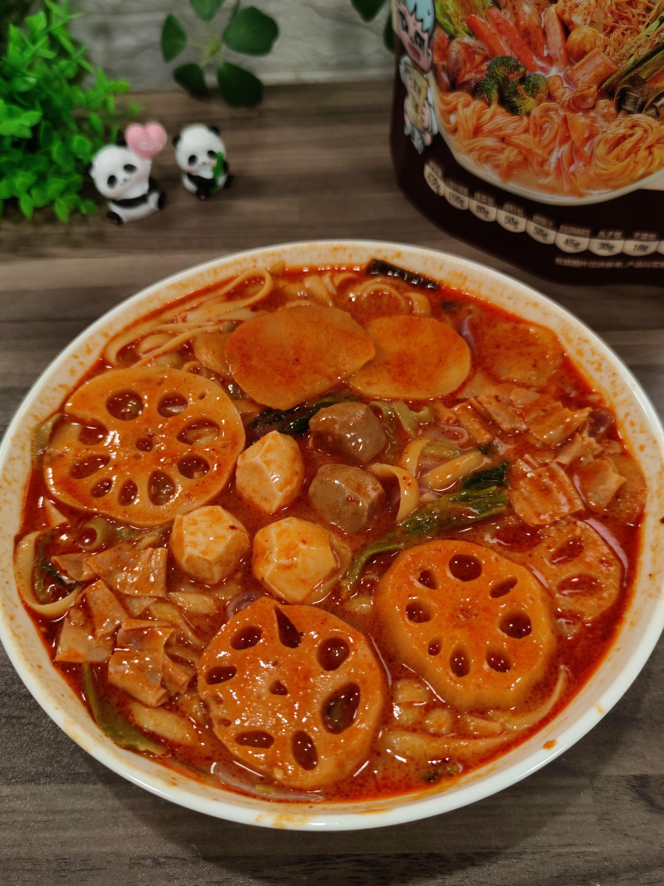 酸甜辣的口感,黏黏糊糊,劲道爽滑,有面有菜有丸子,真的太过瘾了#麻辣烫 #黏糊麻辣烫 #好吃到停不下来 #解馋 #美食零食日记 李海龙黏糊麻辣烫