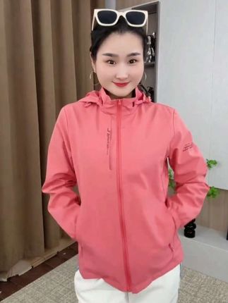 走在路上能吸引目光的女人,拥有着好的气质才行,精致的穿搭才能够更好的衬托你的气质#冲锋衣 #户外穿搭 #休闲百搭