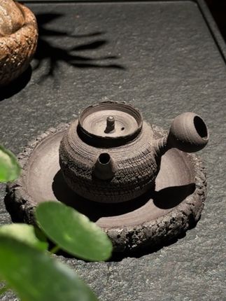 爆裂黑陶侧把壶|会呼吸的茶道神器! 别看裂!它能净化水质吸附杂味。 ▫️ **原矿黑陶**|每道裂纹都是活性炭通道 ▫️ **侧把急须**|45°斜角秒断茶汤不烫手 ▫️ **茶香吸附**|连泡7次普洱壶竟飘蜜兰香#侧把急须壶 #手作茶器 #侘寂风茶器