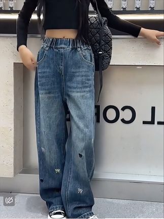 家里有小公主的赶紧来抢这个女童牛仔裤,它可是2025年的新款,还是阔腿裤的设计,穿上特别的洋气,而且它是韩版的风格,宽松直筒的版型,怎么搭配都好看。像这种春秋穿的薄厚适中的牛仔裤真的太难找了,关键是今天这个价格也太划算了,喜欢的姐妹们赶紧冲!#女童牛仔裤春秋 #女童牛仔裤穿搭 #好看的女童牛仔裤 #洋气女童牛仔裤