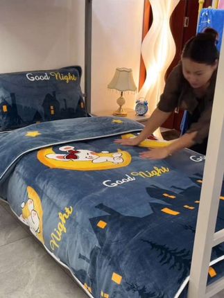 这款加厚牛奶绒三件套,面料柔软舒适,不掉毛絮透气性很好,学生宿舍上下铺都可以铺 #床单被套 #牛奶绒三件套 #学生被子三件套 #居家好物 #学生牛奶绒三件套