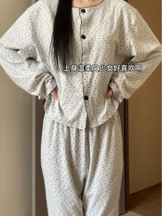 好有氛围感,被这套睡衣治愈了!!!秋冬必备的小碎花,面料软糯糯舒服,碎花好少女好温柔的版型宽松慵懒又显瘦,超爱#碎花睡衣 #氛围感睡衣 #秋冬睡衣 #少女睡衣 #长袖睡衣