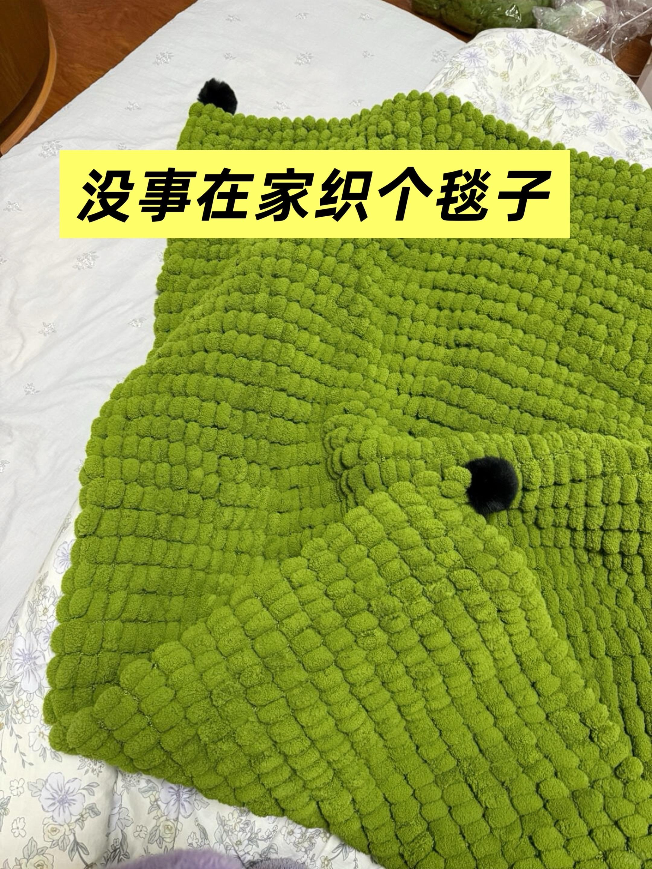 天气越来越冷了,看到大家都在织毛衣,于是我偷偷买了这个毛线球球材料包,打算给它亲手做一个。跟着教程也没有想象中那么难,一针一线的背后都藏满了我的爱。秋冬天就要来了,希望我的宝贝可以感受到我织进去的温度,在每一个寒冷的日子里都可以温暖它。