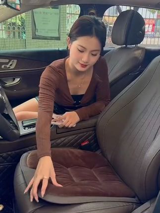 #保暖舒适 天气越来越冷了,赶紧给爱车准备这套高档的汽车法兰绒坐垫吧!它不仅舒适保暖,而且非常透气,时尚美观,高端大气上档次,提升爱车美感,开车的时候坐着很舒服。它的面料是加厚的毛绒材质,摸起来手感很好 #毛绒坐垫防滑耐磨透气舒适保暖加厚 #又到了手脚冰凉的季节#汽车法兰绒坐垫