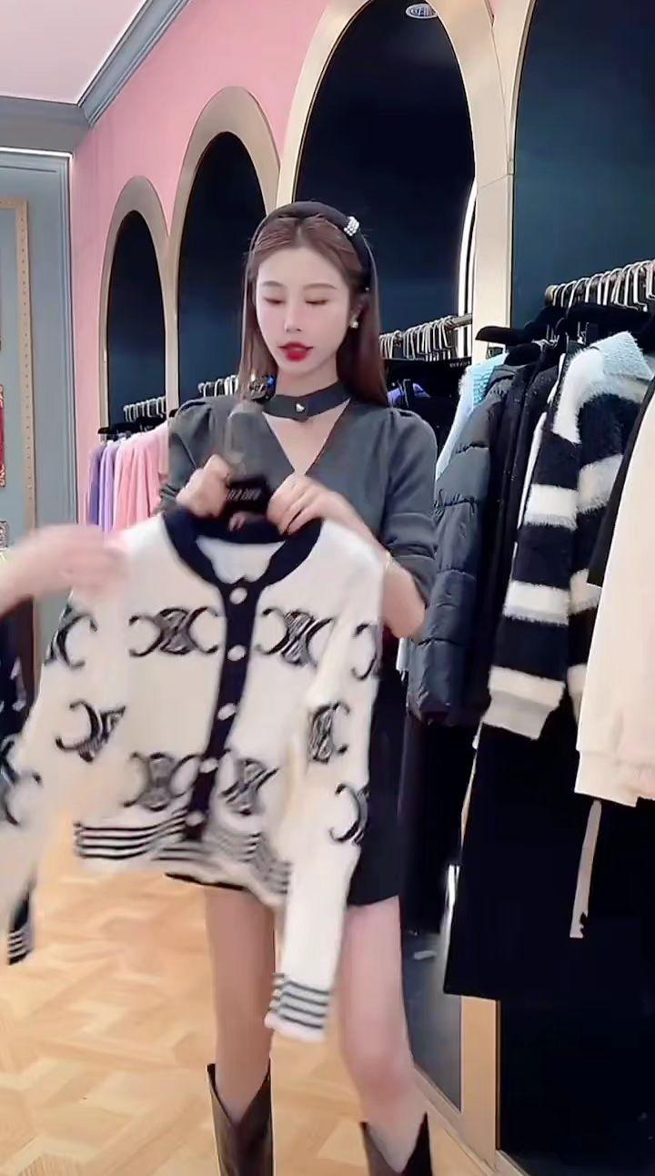 #美出高级感 #穿出自己的风格 #洋气减龄 #显瘦穿搭 #好物推荐🔥 @DOU+小助手