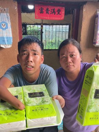 快来看看这款悬挂式的抽纸,挂在墙上随用随抽很方便,还是原生木浆的,可以放心用。你平时用来擦手擦嘴都很合适哦#吉多多悬挂式抽纸巾 #加大加厚抽纸推荐 #原生木浆面巾纸推荐 #超便宜超划算 #生活日用品