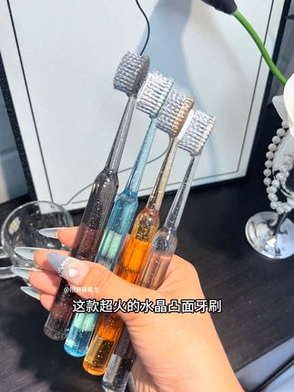 你有多久没换牙刷🪥啦,2个月不换牙刷相当于抱着菌菌在亲嘴,这款水晶凸面牙刷真的巨巨巨好用,它采用中间高四周低的设计,把平时刷不到的勾勾缝缝都能刷的很干净,刷到还有货的赶紧囤#好物推荐🔥 #牙刷 #牙刷推荐 #爱牙护牙