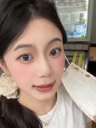 妈耶!这也太好用了吧,细腻又轻薄,能定妆,能控油,还保湿不卡粉!用一次就爱上了#粉饼 #定妆 #底妆 #补妆 #油痘肌