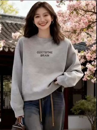 休闲圆领卫衣 秋冬季节,一件好看的卫衣让你温暖又时髦!快来看看这款圆领卫衣吧!#时尚百搭#休闲穿搭 #减龄穿搭