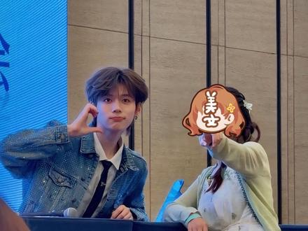 我从取景框的世界看到了现实的你
放下相机你依然在我的视野里@孙恩盛
#追星怎么可能追谁都一样 #签售 #孙恩盛