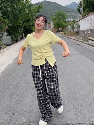 喜欢臭美,喜欢拍抖音,不为别的,只为把年纪冷冻在相册里,若干年后,再翻出来,可以微微一笑,自己曾经也年轻过@抖音小助手