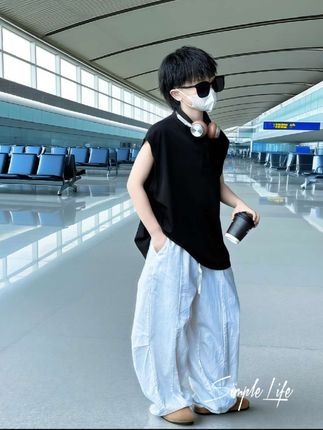 男孩子夏天就应该穿这样的衣服,帅气又凉快。这套男童套装是今年的夏季新款,整体是偏韩版的风格,非常的时尚潮流。它是一个背心无袖裤的套装,上身特别的清爽舒适,而且透气性很好,很适合炎热的天气穿。#夏季穿搭 #男童穿搭 #暑假 #出游穿搭 #每日童装穿搭分享
