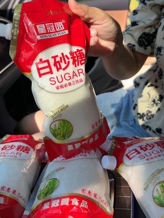 #厨房好物 家人们,你们赶紧去抢这个云南地道白砂糖,它可是纯甘蔗熬制的,洁白晶莹、干爽细腻,易溶解,不管是炒菜、做饭还是泡茶,都可以放上一些,而且价格也很便宜#强烈推荐 #白糖 #居家好物 #超便宜超划算