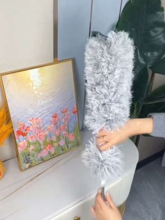 家里一定要备上一个这样的除尘掸,它是可以伸缩的,最长可拉到两米八,像我们平时够不到需要搭梯子才能擦的地方,都可以用它擦的很干净。而且它是静电吸附的,不会落灰,它的头还可以弯曲,家里的各个角落都能擦到,用完收起来也不占地方,真的特别实用。#今日分享
