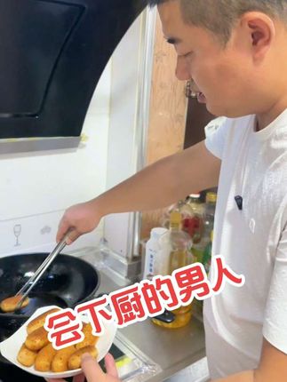 谁能拒绝这一口香甜?快来试试这个会爆浆的红糖糍粑吧!做法简单,无需解冻,直接下锅,炸至两面金黄就能吃了。外皮酥脆,咬一口就爆浆,里面是满满的红糖浆,真的太好吃了!#妈呀太香了 #好吃到停不下来