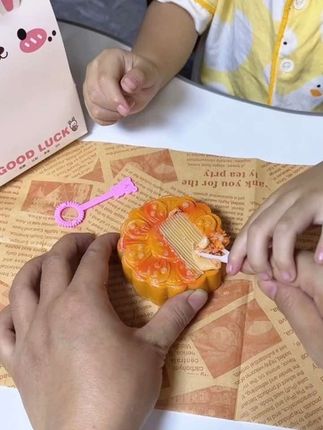 感受中秋文化,挖一个中秋月饼的手工皂,能DIY成手链#玩具拆箱 #中秋月饼刮刮乐 #中秋节礼物