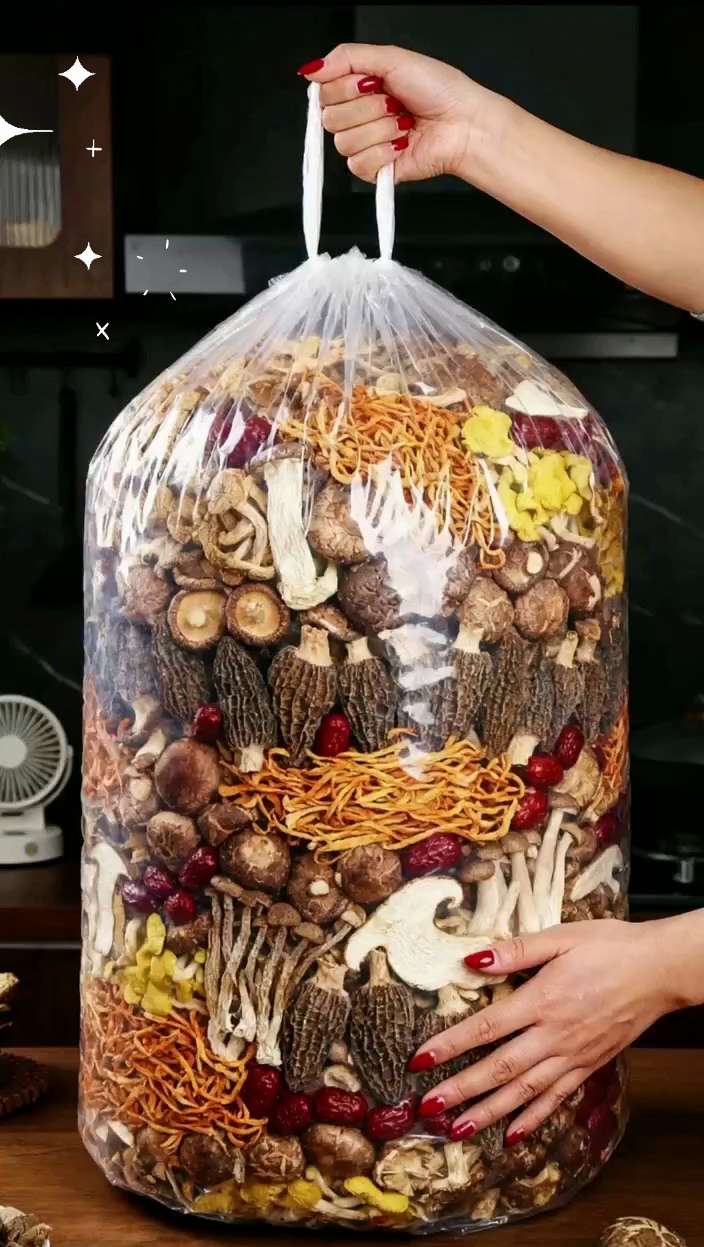 云南七彩菌菇汤包也太懂懒人了吧!想喝鲜到掉眉毛的菌菇汤,不用自己配食材,炖肉、煮素汤丢一包就行。老人孩子都爱喝,像我这样的厨艺小白也能轻松搞定,关键还超划算! #七彩菌菇汤包 #炖汤好搭档 #厨房干货 #新手也能做的汤 #平价食材