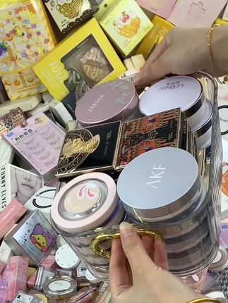 来咯来咯！快快快！各种各样的美妆应有尽有～ 速来拿，早上7.30开始。超多的化妆品，公主们 快直接拿走！#平价彩妆 #唇釉 #粉底液 #假睫毛 #粉饼