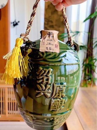 绍兴十五年陈酿老黄酒,甄选优质糯米与小麦,取鉴湖清泉,循古法匠心酿造。酒色如琥珀,醇厚绵密,香气馥郁。陶瓷密封坛储,锁住原味,每一口皆是经典。自饮、送礼皆宜。#好喝不贵#黄酒文化#绍兴#陈酿#不错不错味道好极了