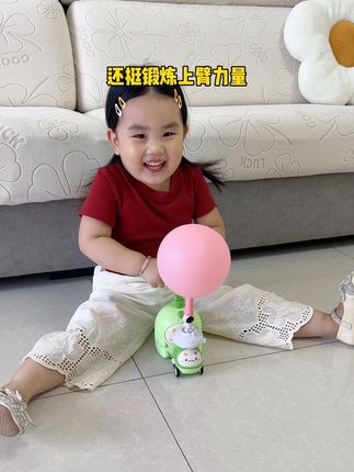 爸爸买的这个#新奇网红玩具#空气动力车 也太赞了!不用充电就能跑能起飞,还能锻炼孩子的臂力和动手能力,我女儿可太稀罕了!#哄娃神器#飞天气球车 #自己玩的不亦乐乎