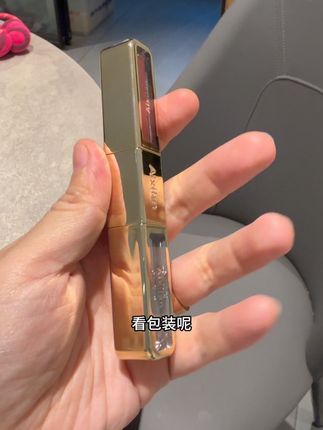 之前买了19块九的口红的朋友来看看这个唇蜜,这个也好用的。同一个牌子的