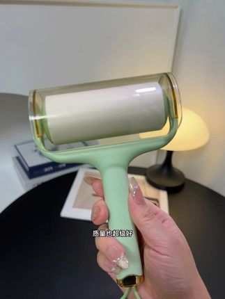 秋冬深色衣服粘着毛絮但总是粘的心烦,老公给整了这个滚筒可撕式粘毛器,黏黏的一滚一撕就管了,方便又好用#粘毛器 #粘毛器可撕式滚筒 #居家好物 #好物推荐🔥