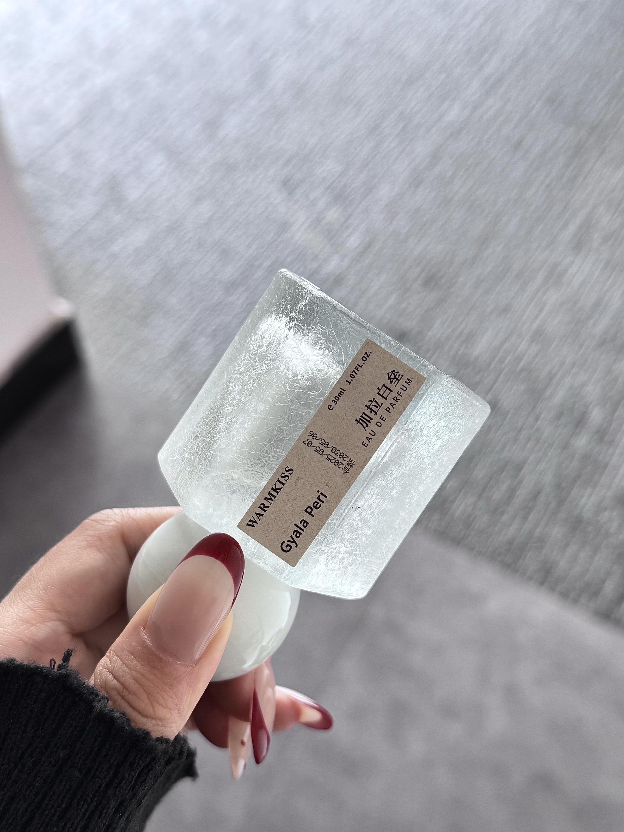 🥛纯欲鼻祖 奶檀香!想焊在身上了… 9.9这香真的是提升幸福感的好东西 清冽雪山和温柔奶檀气息交融 如薄纱绵柔又奶香甜欲撩人心弦 贴肤又治愈 留香超绝~ 前调:茉莉 中调:棉花 后调:白麝香 檀香 #香水推荐#清新淡香水 #学生党也可以入的平价香水 #加拉白垒#秋冬香水