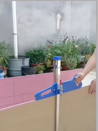 来,同行给咱介绍一款新款的彩石膏板工具啊,两个定位啊,想要定到哪个尺寸,啪啪,马上固定把,里面还有十九颗金属轮,你在推板的时候轮子多,推出来的板。又轻松又平,因为前面有一个修剪毛刺的小片片啊,咱们这一款想要多大尺寸你就调带多大啊?它上面标的尺寸是最大踩到六十一。如果你想踩大于他的尺寸,只要不超过一米二啊,你就用一米二来减。比方说你想要一个九十公分的石膏板,那么你就用一米二减九十等于三十,对不对?等于三十,你就把它调在三十啊?马上推出来,三十拿下来底下就是九十。#高性能实用工具 #五金工具 #装修工具 #木工工具 #石膏板切割推刀