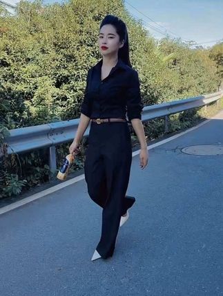 女人要么飒,要么仙,要么雅,要么酷,总之你不能像白开水,既无味又无趣,做个百变女人、有趣的灵魂,你会觉得生活多姿多彩,不管别人给你什么样的眼光,你都要把它活成是太阳的光芒,好好爱自己#黑色系穿搭 #招人喜欢不是本事招人嫉妒才是本事 #外拍