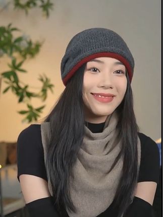 ☆秋冬通勤保暖羊毛堆堆帽 秋冬穿搭怎么能少了一顶保暖拉满的堆堆帽呢~保暖又舒适的羊毛材质,戴着亲肤舒适,帽檐边做的撞色帽檐,设计感拉满,帽子自带弹性不勒头,很修饰脸型哦! #懒人必备 #时尚单品 #慵懒风 #韩系时尚 #帽子一戴谁都不爱