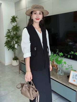 3个裙长,谁能拒绝懂女生的西装裙?从优雅及膝到利落过 膝,3种长度适配不同场景;经典黑、温柔米、知性灰等多色可选,轻松锁定心头好。关键版型超惊艳,穿上秒变“纸片人”,还能悄悄拉长比例,腿长肉眼可见变优越,上身就知道有多香!#面料柔软舒适胖瘦都能穿#买裙子#百搭半身裙#精致女人必备 #柔软亲肤 收起