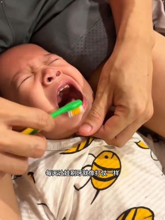 妈妈们!小朋友的牙刷不一定要买贵的,但一定要选对的,就这款专业孩子设计的凸面牙刷,真的超好用!刷毛又密又细,水晶把手握着很舒适,关键价格巨划算~可以冲!#儿童牙刷 #儿童软毛牙刷#牙刷 #超便宜超划算#牙刷多久换一次