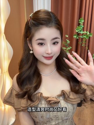 满满的高级感、这款字母倒插梳真心推荐呀!!#后脑勺发夹抓夹推荐 #美出高级感 #精致女人必备 #头饰发饰真的很加分 #抓夹用法