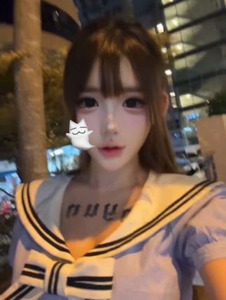 你好特别,你和我认识的男生都不一样,你给我一种疏离感,很孤独的感觉,若即若离,我听过很多人说自己孤独,但我觉得你的孤独才是真正的孤独。感觉你的内心深处一直都只有你一个人,你一直在伪装自己。你想要一点刺激,一点危险,一点捉摸不透,甚至是一点折磨。你想要过度的东西,你想要不可理喻的沉迷,你想要情绪的烈火炙烤你的灵魂,你想要能够消耗你生命的爱情。你给我的感觉就像博尔赫斯那句你不过是每一个孤独的瞬息。在任何时候看到你都会吸引我的目光,即使你面无表情 。很多时候我想去了解你,想知道你在想什么,又觉得你的外界有一层保护膜,我不想打破。你坐在那里我感觉你都要碎了。#喵 #djsehun