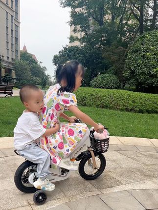 #萌娃骑车 #一起长大一起玩耍 #儿童车 #无忧无虑的童年 #骑上心爱的自行车
