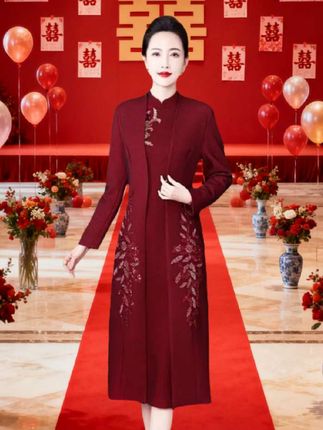 🎉🎉婚宴上妈妈穿这套酒红礼服,优雅大气直接美成焦点!刺绣精致又显档次,长辈们都夸有品味,婚宴穿搭选它太加分~#婚宴妈妈装#礼服穿搭 #婚宴穿搭灵感#优雅气质 #优雅婚宴装@DOU+小助手