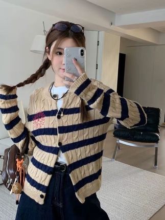 超好看松刺感软糯百搭圆领撞色条纹开衫毛衣女秋冬小众爆款针织衫#针织衫 #毛衣外套 #条纹针织衫 #针织外套 #韩系穿搭