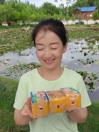 我也不想买这么多啊,可是他真的太划算了,你们赶紧囤起来。这个就是从小用到大的雕牌肥皂,它不仅不伤衣物不伤手。 而且实用性也是很强的,用着很舒服,是让人安心的感觉。作为国货的老品牌,它的品质还是一如既往的好,能够深层去渍,泡沫还很细腻。趁活动还没有结束,喜欢的朋友可以多买一点回家试试。#肥皂 #雕牌 #洗衣服 #洗衣服就靠它了 #洗衣服小妙招