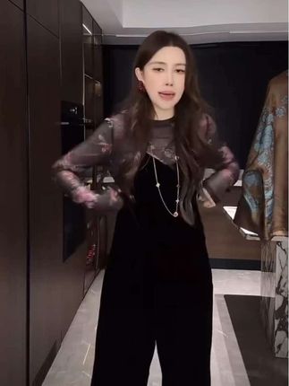 上衣为超薄款面料 ,适合早秋时节穿着,不会感觉闷热;丝绒背带裤也是薄款,同样不闷热,带有国风元素,上衣的花纹设计可能蕴含中式风格图案,整体穿搭能展现出独特的国风韵味,彰显穿着者的气质与独特风格。上衣设计修身,能够凸显身材曲线,起到显瘦的效果,帮助穿着者展现更好的身形。#国风古韵 #背带裤套装 #穿搭 #显瘦气质穿搭 #气质这一块拿捏死死的